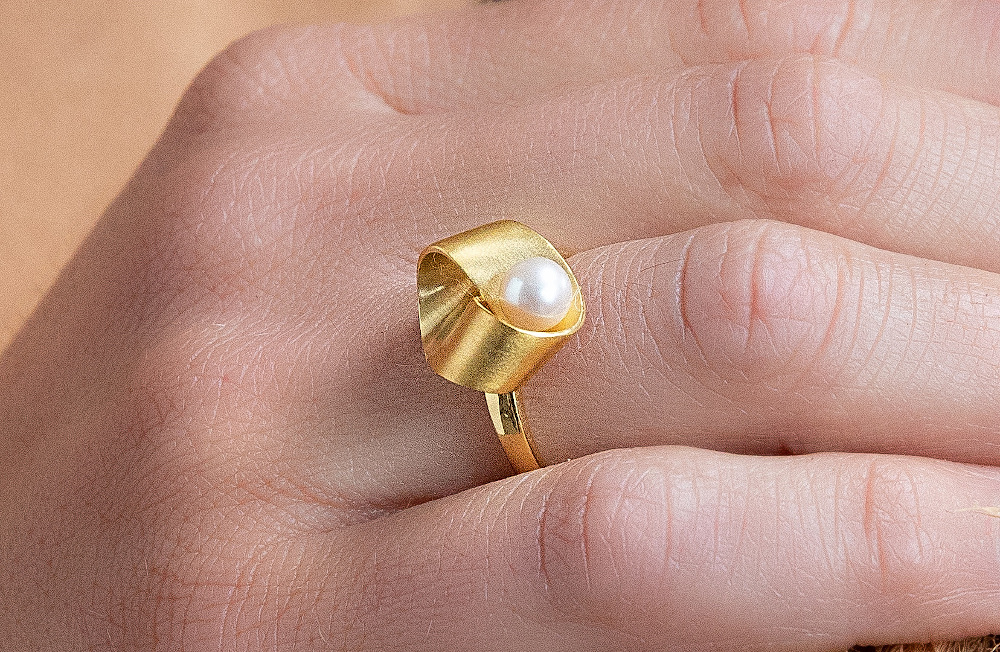 925/- Ring, vergoldet | mattiert/poliert, Zuchtperle weiß 1,40ct