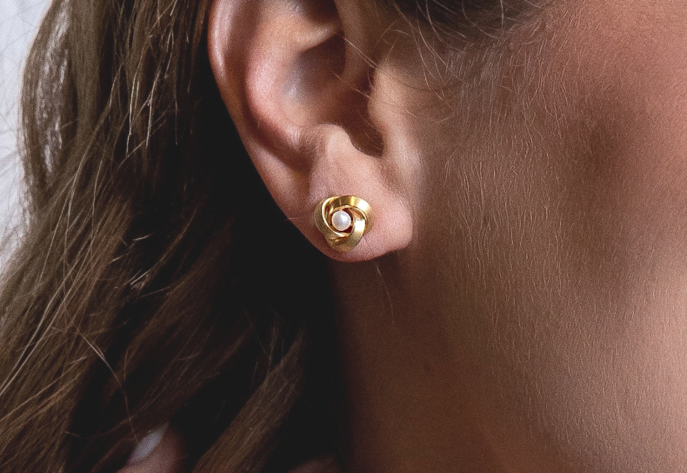 Ear studs Golden Loop Collection 
